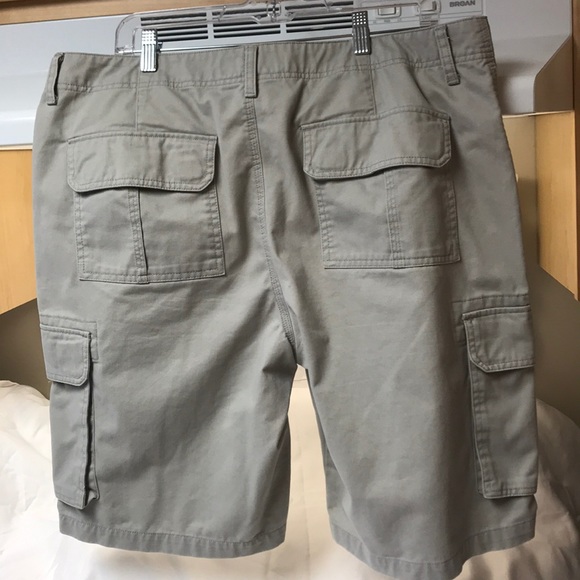 WEATHERPROOF.  38.  Men’s cargo shorts. - Picture 4 of 8